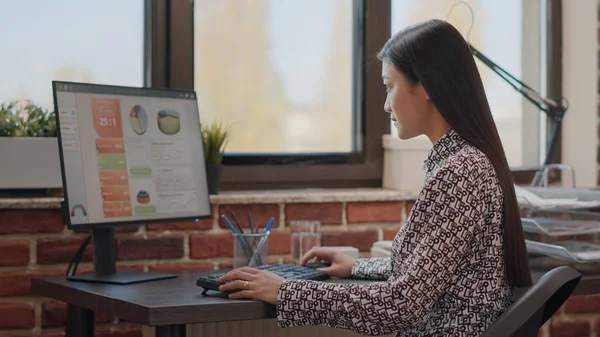 Obchodní žena pomocí počítače a klávesnice v práci — Stock fotografie