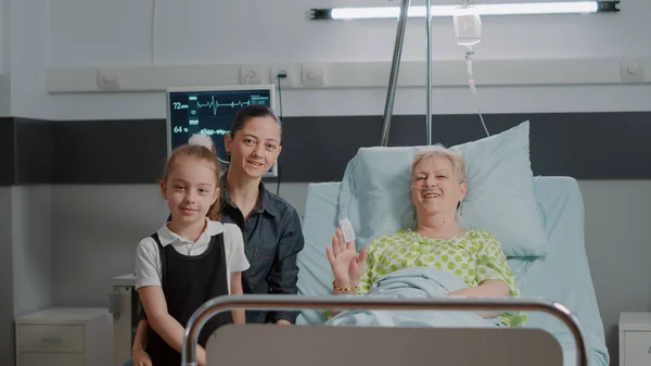 ПОВ жінки і дитини з використанням відеозв'язку конференції в лікарняному палаті — стокове фото