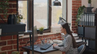 Girişimci iletişim için bilgisayarda video çağrısı kullanıyor