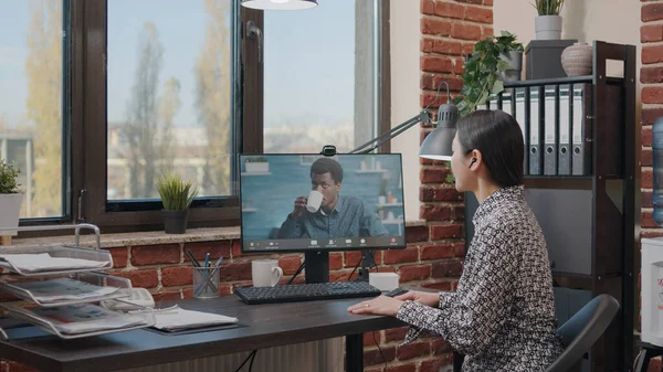 Mulher de negócios usando videochamada para conversar com colega — Fotografia de Stock