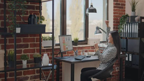 Bilgisayarda iş projesinin başarısını kutlayan mutlu kişi