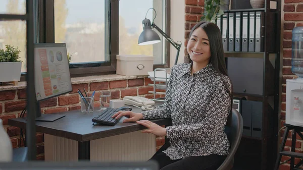 Portrait of asian business woman working on computer — Stock Photo, Image