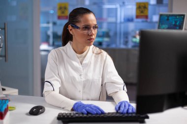 Bilgisayar üzerinde biyokimya uzmanlığı yazan uzman bir araştırmacı.