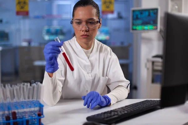 Investigador químico sosteniendo tubos de ensayo con sangre del paciente —  Fotos de Stock