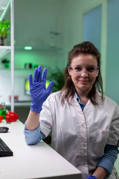 Biologist woman greeting remote botanist discussing microbiology experiment test — Stock Photo, Image