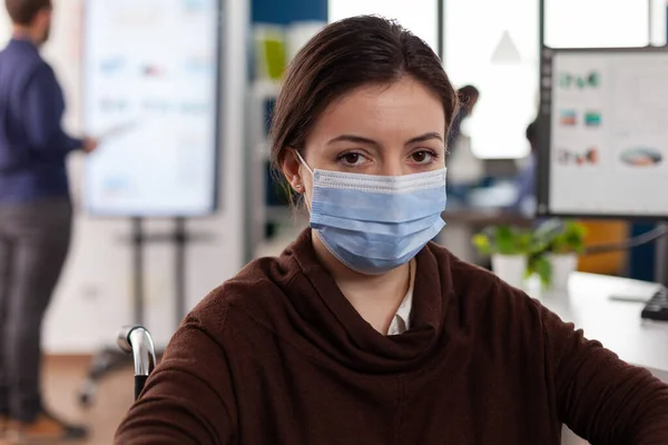 Portret sparaliżowanej bizneswoman noszącej maskę ochronną — Zdjęcie stockowe