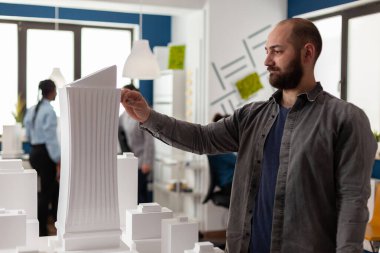 Gökdelen köpük modelini ölçen kalem tutan ilham verici mimar