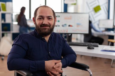 İş ortaklığında çalışan kötürüm iş adamının portresi.