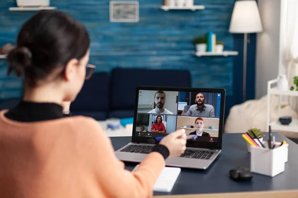 Woman in a briefing videocall with team on laptop. — Stock Photo, Image