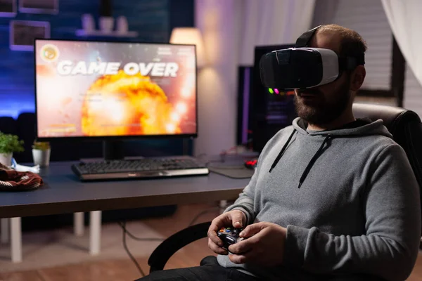 Homem jogando jogos de vídeo no computador usando óculos VR — Fotografia de Stock