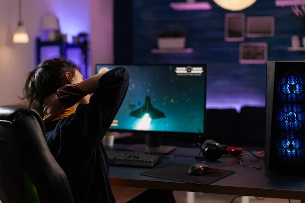 Osoba przygotowująca się do gry wideo na monitorze — Zdjęcie stockowe