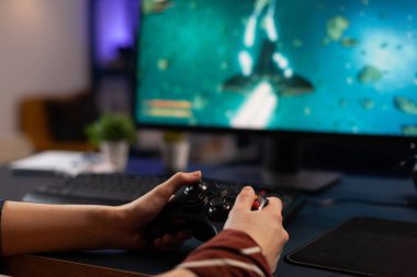 Oyun oynamak için joystick kullanan kişiyi kapat