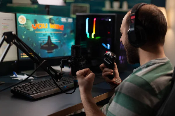 Streamer vinnande videospel med joystick på datorn — Stockfoto