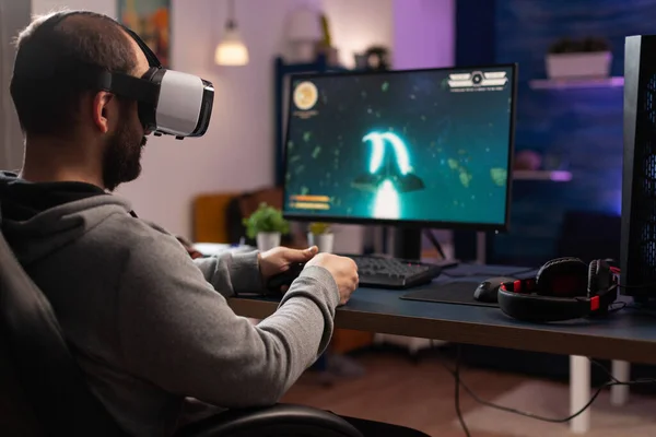 Adult playing video games with vr glasses on computer — Stock Photo, Image
