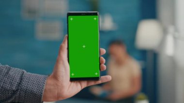 İş adamı elleri profesyonel akıllı telefonu tutuyor.