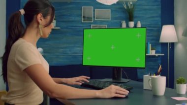 Kişisel bilgisayar kullanarak internetten pazarlama bilgilerini arayan serbest çalışan