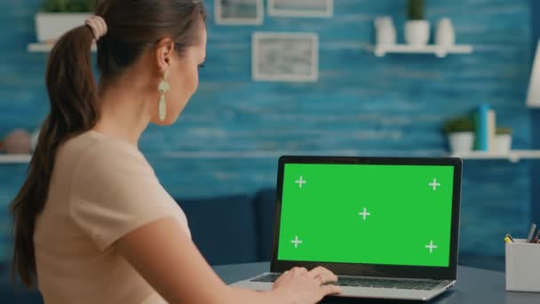 Affärskvinna tittar på bärbar skärm med mock up grön skärm — Stockvideo