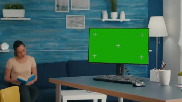 Puissant ordinateur avec écran vert maquette chroma clé se tient sur le bureau — Video