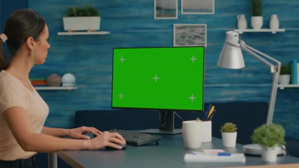 Mulher trabalhando no computador pessoal com mock up tela verde croma key display — Vídeo de Stock