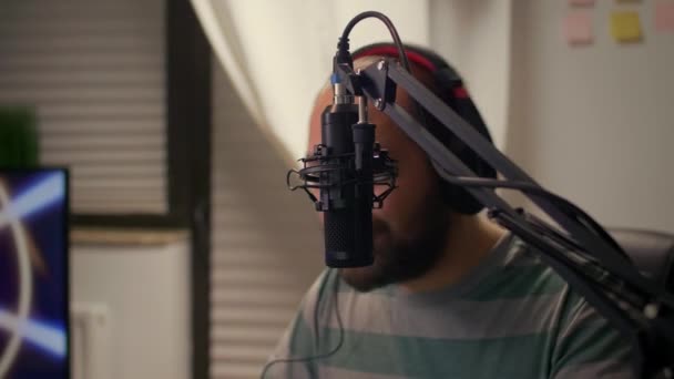 Gros plan de l'homme streamer parlant dans le microphone — Video