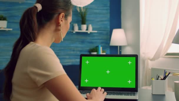 Kobieta wpisując na laptopie komputera z makiety zielony ekran chroma klucz wyświetlacz — Wideo stockowe