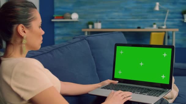 Freelancer using laptop computer with mock up green screen — Stock Video