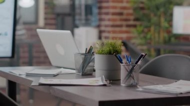 İş toplantısı için kullanılan toplantı odasının kapatılması