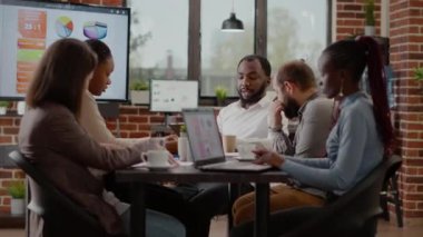 Pazarlama projesini planlamak için birlikte çalışan iş adamları