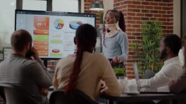 Afro-amerikalı kadın yaralarını iyileştirmek için boyun tasması takıyor.