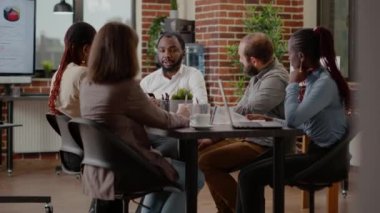 Çeşitli iş arkadaşları proje planlaması hakkında konuşuyor