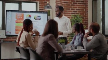 İş stratejisini sunan adam çeşitli çalışma gruplarına