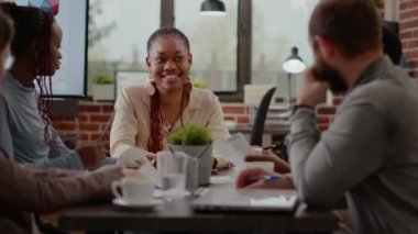 İş arkadaşlarıyla şirket işçi planlama stratejisini kapatın