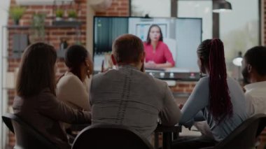 İş adamları kadınlarla görüntülü konuşma yapıyor.