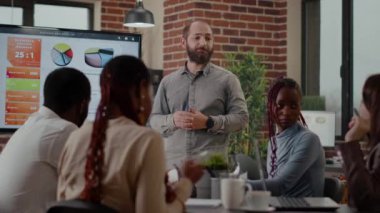 İş adamı mali analizi monitörde sunuyor.