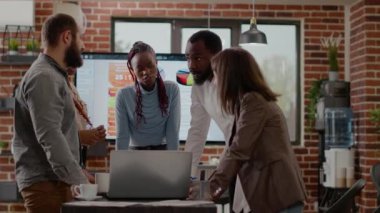 Çok ırklı insanlar başarıyı kutlamak için el ele tutuşuyorlar.