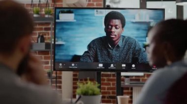 Farklı etnik gruplardan oluşan bir ekiple görüntülü görüşme yapacağız.