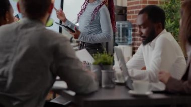 Brifingde finansal sunum yapan kadına yakın durun.