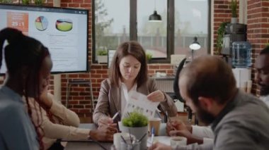 Çeşitli iş arkadaşları iş stratejisini tartışıyor