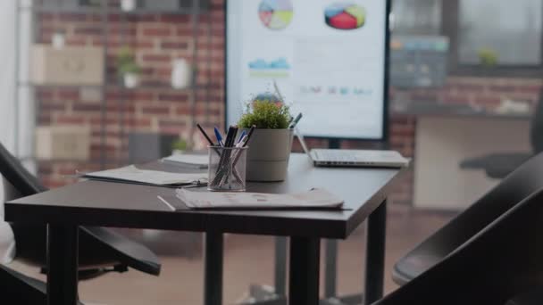 Fechar a mesa vazia usada para reuniões de negócios no escritório — Vídeo de Stock