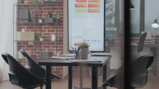 Nahaufnahme leerer Geschäftsräume mit Konferenztisch — Stockvideo