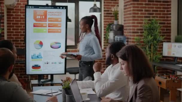 Close up da mulher afro-americana apresentando estratégia de marketing — Vídeo de Stock