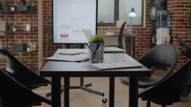 Fechar a mesa de reunião e monitorar no escritório de negócios — Vídeo de Stock
