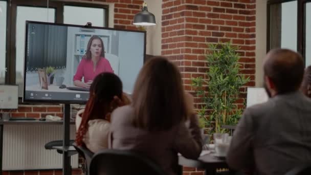 Equipo diverso de colegas que utilizan la videollamada para chatear con una mujer — Vídeos de Stock