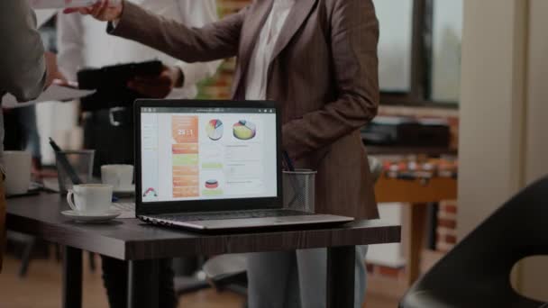 Крупный план ноутбука с бизнес-картами на столе — стоковое видео