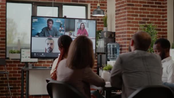 Colegas de trabalho participando de reunião de negócios em videochamada online — Vídeo de Stock