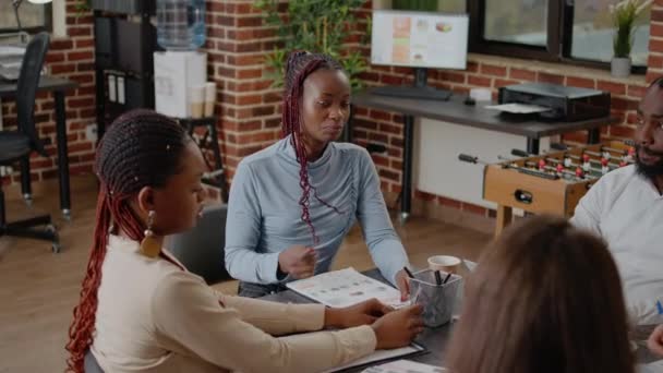 Primer plano de mujer afroamericana hablando de proyecto empresarial — Vídeo de stock