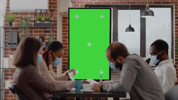Team aus verschiedenen Arbeitskollegen arbeitet mit vertikalem Green Screen — Stockvideo