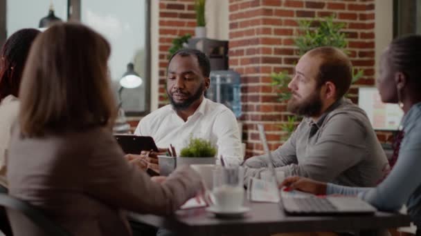 ビジネスプロジェクトに取り組んでいるアフリカ系アメリカ人男性の閉鎖 — ストック動画