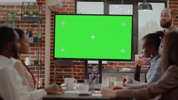 Muž dělá prezentaci s izolovanou zelenou obrazovkou na displeji — Stock video