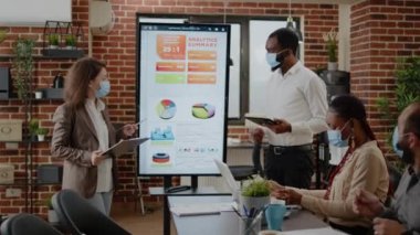 Çeşitli iş arkadaşları iş büyümesi ve proje planlamak için bir araya geldiler